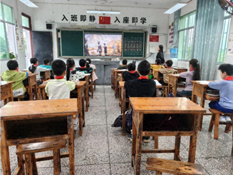传承长征精神 汲取奋进力量——江安县留耕镇中心小学校开展“地球的红飘带”德育主题班会活动