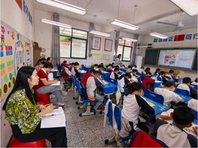 领航赋能助教研 携手共进促提质——宜宾市南溪区钟灵街小学校到黄沙镇中心校开展集团化教研指导活动