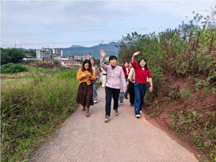 漫步秋日 凝心同行——宜宾市叙州区双龙镇中心幼儿园开展秋日徒步团建活动