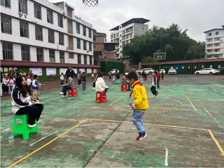 宜宾市叙州区双龙学校双龙小学校区班级超级比赛暨校园运动会顺利开幕