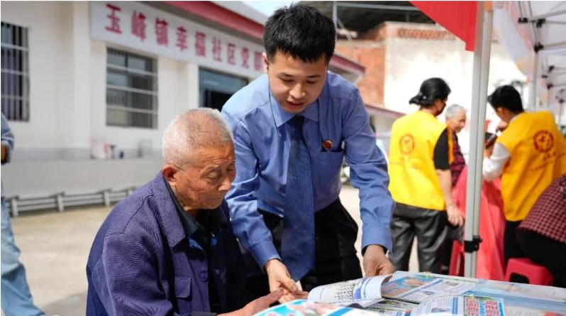 情暖敬老月 益路护桑榆——大英县检察院开展老年权益保护普法活动