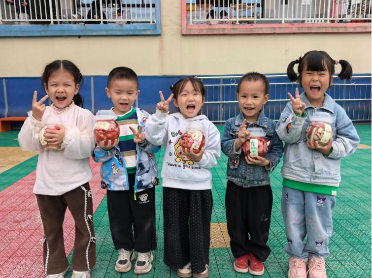 宜宾市叙州区双龙镇中心幼儿园开展“霜降到·萝卜香”亲子活动