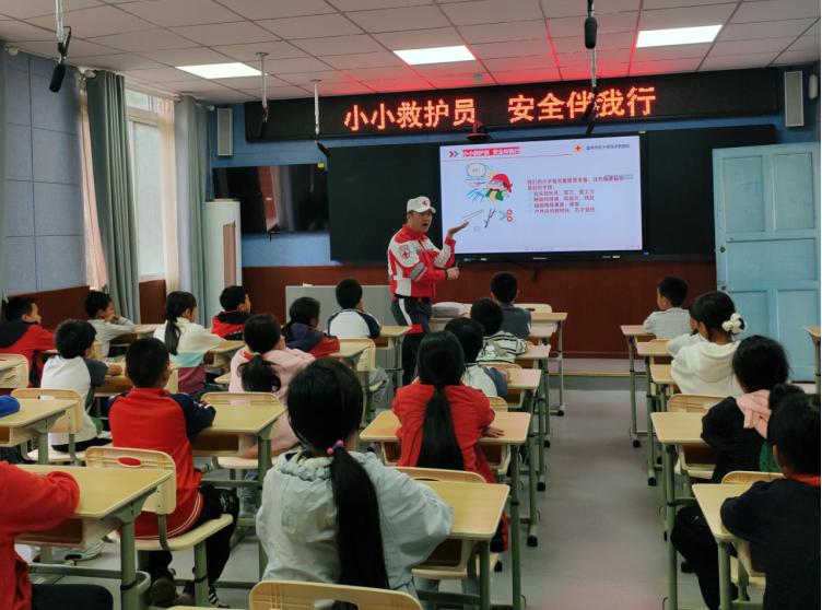 小小救护员 安全伴我行——宜宾市南溪区黄沙镇中心小学校开展红十字应急安全科普公益宣讲