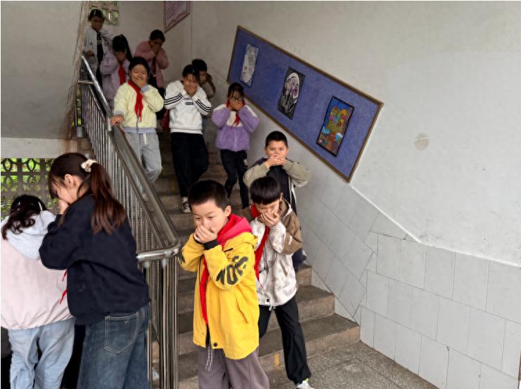 以练筑防 安全护航——宜宾市叙州区双龙学校罗河小学校区开展消防应急逃生演练