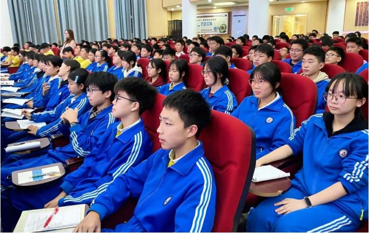 健康护航青春 知识守护成长——宜宾黄冈学校开展健康专题科普讲座