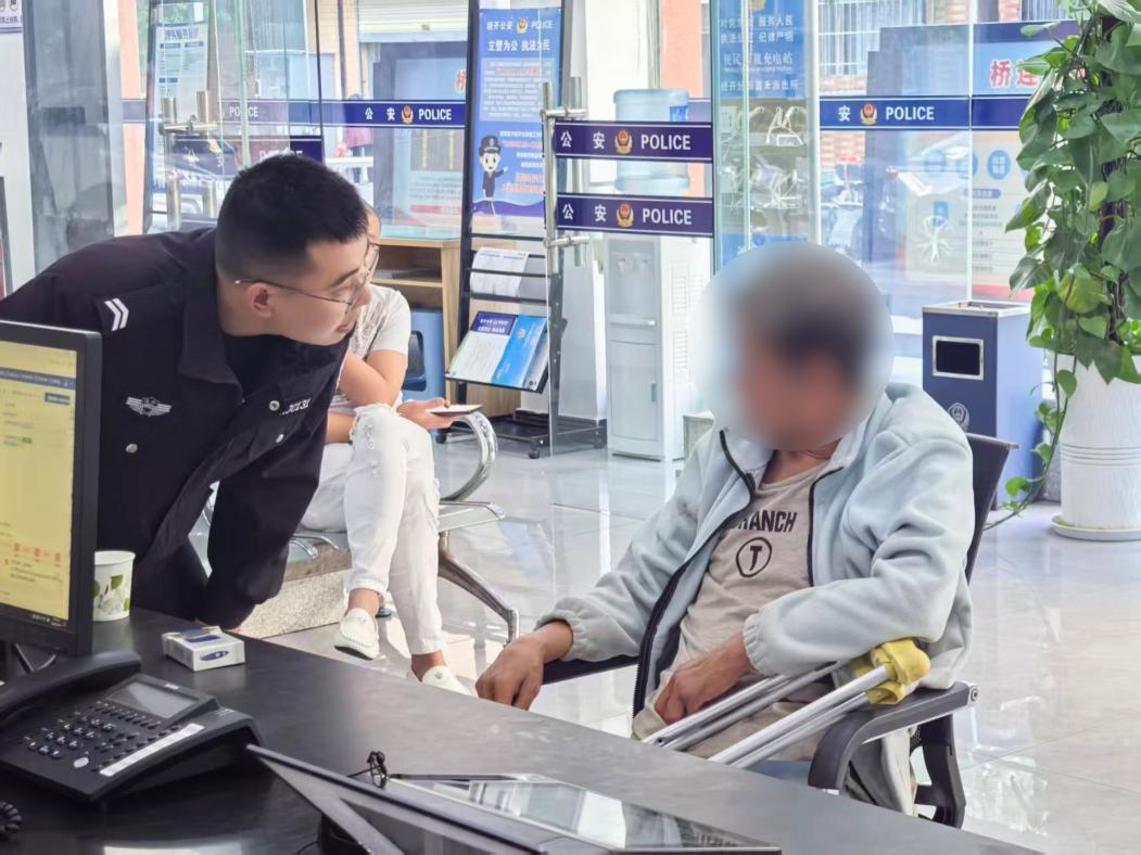 遂宁公安:残疾老人歇脚时不慎摔倒，恰好倒在了最安全的地方